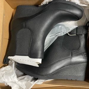 Ugg Women's Arleta Ankle Boot.